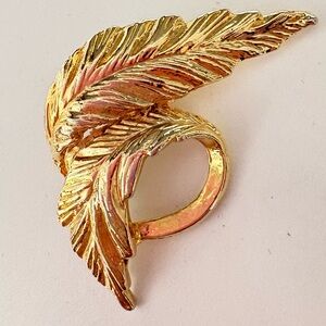 Vintage Gold tone Leaf Feather Brooch/ scarf holder clip